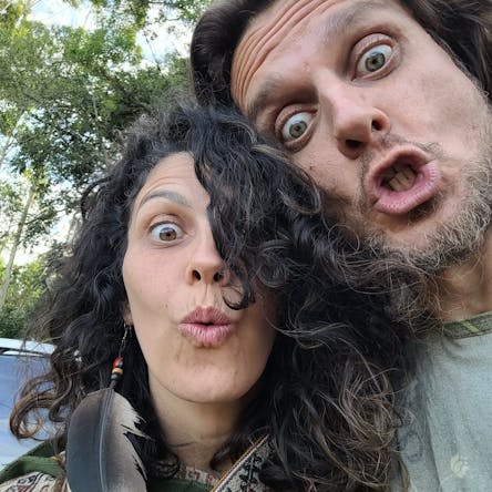 Abha Prem e Prem Upasana - Gozando, sorrindo e seguindo a canção.