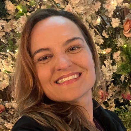 Aline Vachana Prem - Conduzindo processos de autoconhecimento e expansão através de Renascimento, Meditações e Massagens Tântricas no método Deva Nishok