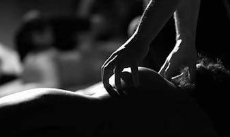 massagem sensitiva na lateral do corpo