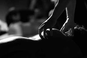 massagem sensitiva na lateral do corpo