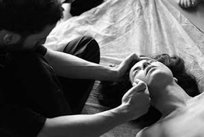 troca de massagem tantrica com afeto no rosto