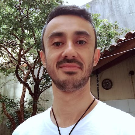 Bashô (Junior) - Terapeuta tântrico formado há 5 anos pela Comunna Metamorfose, atua com Massagem tântrica, renascimento e meditações ativas.