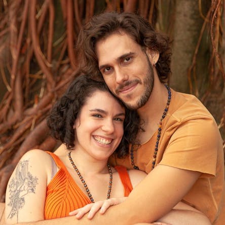 Júlia (Gayatri) e Eduardo (Gupta) - Acreditamos na potência do tantra para os relacionamentos. Descubra mais prazer, mais entrega e mais amor entre vocês.
